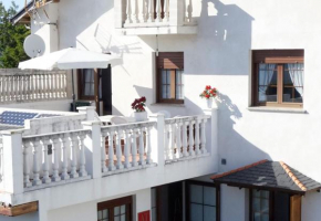 Amplia casa en hermoso pueblo costero con BBQ, jardin y terraza, Restabal